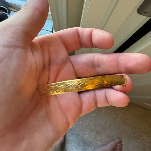 18k Gold Engraved Bangle Bracelet - Picture 4 of 7